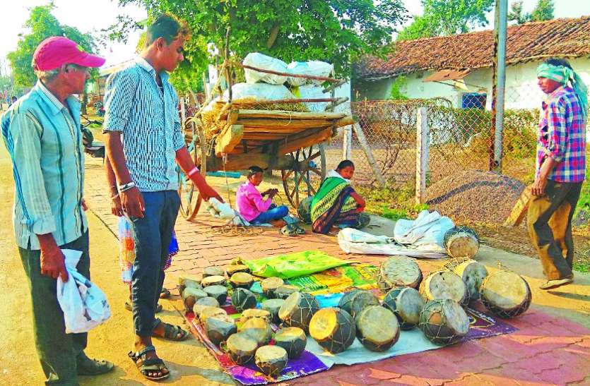 अब सुनाई नहीं देती नगाड़ों की थाप, पिचकारी और रंग-गुलाल से सजीं दुकानें अब सुनाई नहीं देती नगाड़ों की थाप, पिचकारी और रंग-गुलाल से सजीं दुकानें