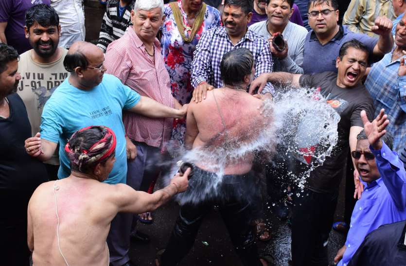 हर्ष-व्यास जाति का डोलची खेल आज हर्ष-व्यास जाति का डोलची खेल आज