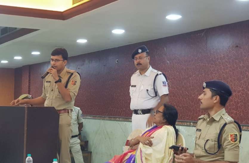 हावड़ा सिटी पुलिस ने नागरिकों के साथ की बैठक हावड़ा सिटी पुलिस ने नागरिकों के साथ की बैठक