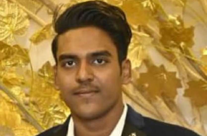 हॉकरों में विवाद, ट्रेन से गिरे छात्र की मौत हॉकरों में विवाद, ट्रेन से गिरे छात्र की मौत