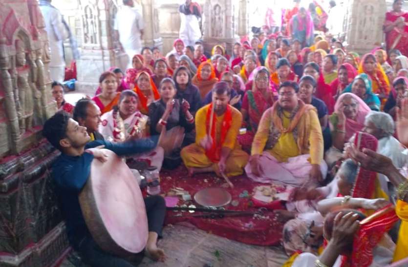 Holi programme in tample 'नवल रंग रसियो खेले होळी...'