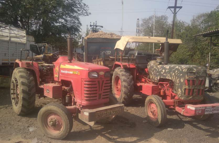 Tractor and dumper caught रेत से भरे आठ ट्रैक्टर और एक डम्पर पकड़ा