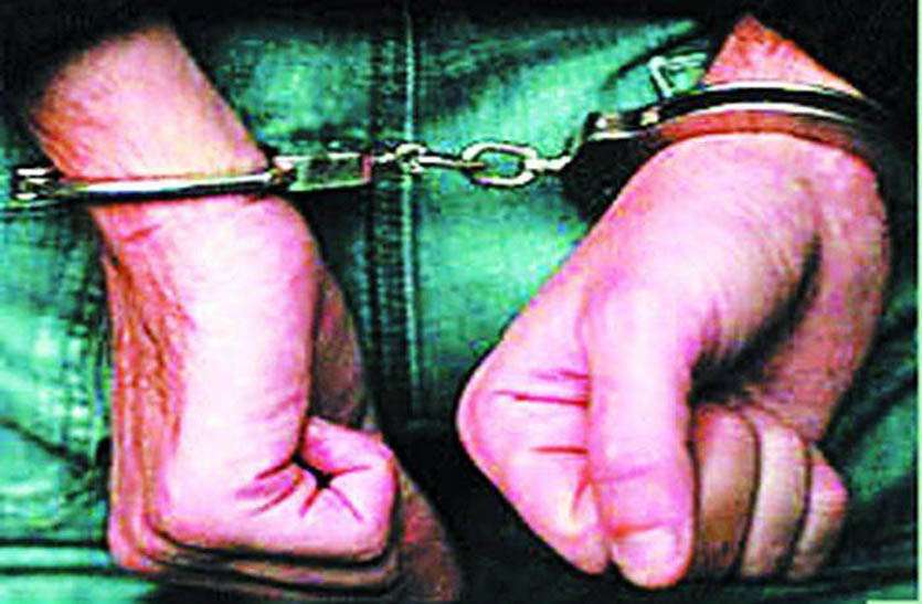 कार्रवाई में जब्त बजरी के डम्पर चोरी कर ले जाने छह आरापियों को जेल भेजा कार्रवाई में जब्त बजरी के डम्पर चोरी कर ले जाने छह आरापियों को जेल भेजा