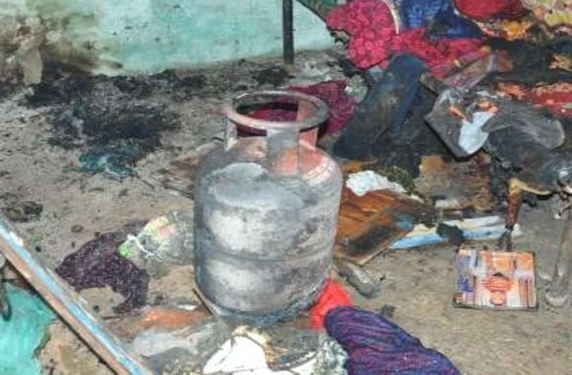 सिलेण्डर फटने से महिला की मौत,घायल ने उपचार के दौरान दम तोड़ा सिलेण्डर फटने से महिला की मौत,घायल ने उपचार के दौरान दम तोड़ा