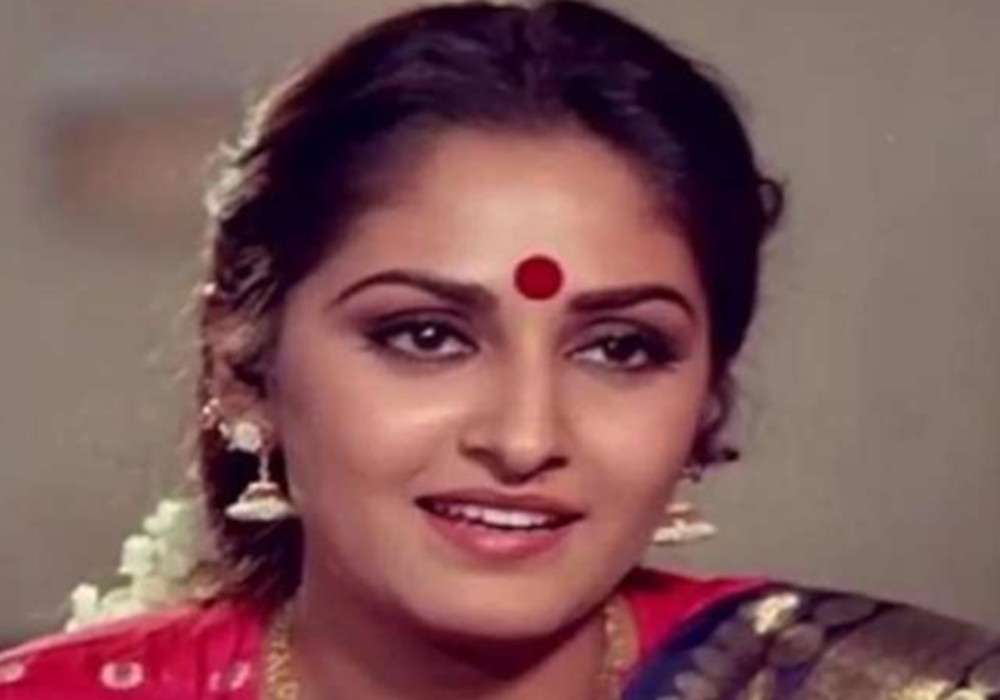 मशहूर अभिनेत्री व भाजपा की बड़ी नेता के खिलाफ नॉन बेलेबल वॉरंट