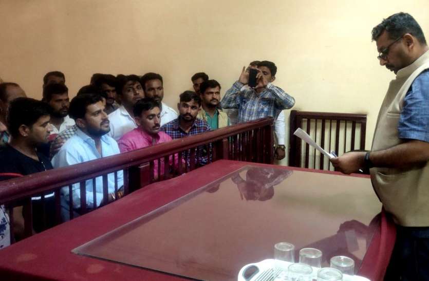झूठा मुकदमे का आरोप, कार्रवाई करने की मांग को लेकर सौंपा ज्ञापन झूठा मुकदमे का आरोप, कार्रवाई करने की मांग को लेकर सौंपा ज्ञापन