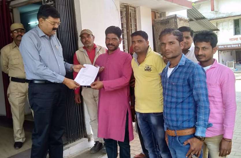 Congress handing out memorandum to SDM in the name of CM. हवाला कांड की उच्चस्तरीय जांच की मांग, सौंपा गया ज्ञापन