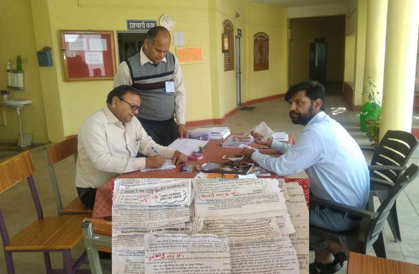 Copying being done in 12th board examination 12वीं अंग्रेजी की परीक्षा में नकल का जखीरा देख नोडल अधिकारी व फ्लाईंग स्क्वायड के उड़े होश, हटाए गए केंद्राध्यक्ष व सहायक केंद्राध्यक्ष