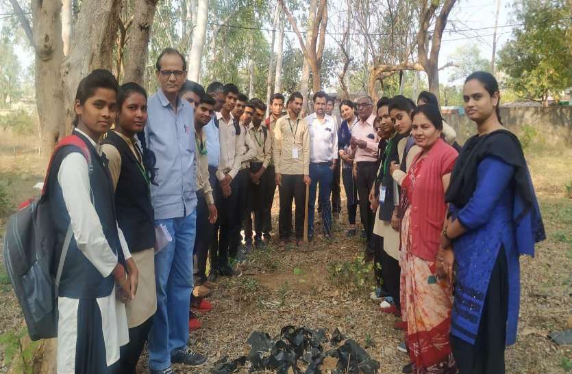 Organic agriculture training being students at Tilak Collage इस खास पहल में अम्लीयता-छारीयता, विद्युत चालकता, जैविक कार्बन से रुबरु हुए स्टूडेंट