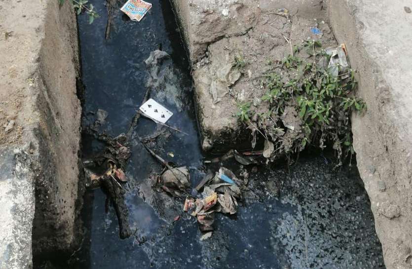 Gutter drain in and around Gathghat. स्वच्छता के दावे फेल, नागरिकों ने कहा नहीं सुनते वार्ड दरोगा