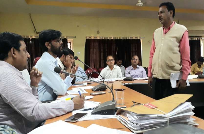 Panchayats review meeting, secretary suspended दूसरे से काम करा रहा था सचिव, हुआ सस्पेंड, 75 सचिवों को विधानसभा को लेकर सख्त हिदायत