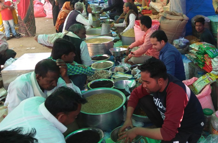 पहले मेला हुआ बेनूर, अब बिखर गई हाट पहले मेला हुआ बेनूर, अब बिखर गई हाट