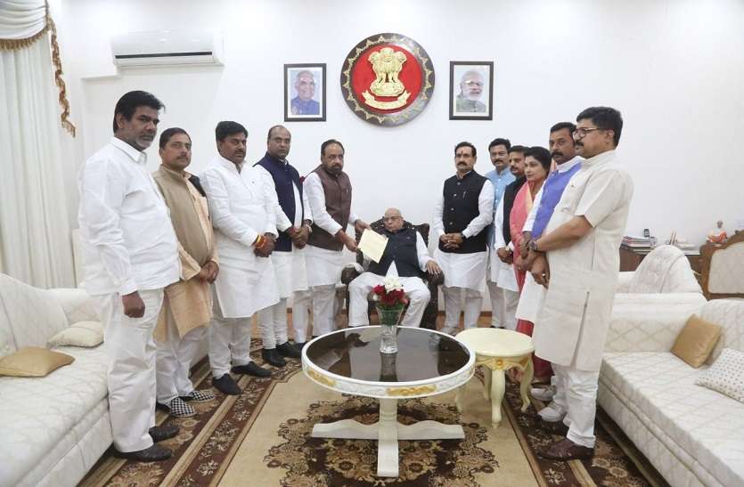 सियासी ड्रामे के बीच राजभवन पहुंचा भाजपा प्रतिनिधि मंडल, राज्यपाल को सौंपा ये पत्र सियासी ड्रामे के बीच राजभवन पहुंचा भाजपा प्रतिनिधि मंडल, राज्यपाल को सौंपा ये पत्र
