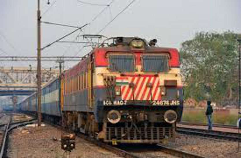 ट्रेन यात्री से चाकू की नोक पर लूटे 30 हजार ट्रेन यात्री से चाकू की नोक पर लूटे 30 हजार