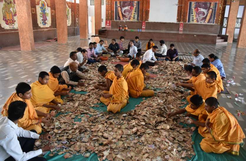 दो दिन की गणना में 18 लाख से अधिक की राशि निकली दो दिन की गणना में 18 लाख से अधिक की राशि निकली