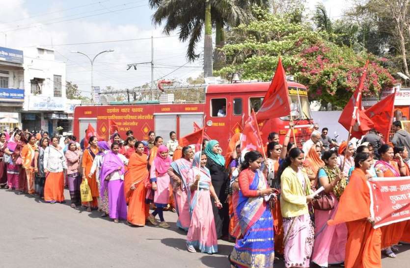 रैली निकाली, थाने पहुंचकर विरोध प्रदर्शन कर दी गिरफ्तारी रैली निकाली, थाने पहुंचकर विरोध प्रदर्शन कर दी गिरफ्तारी