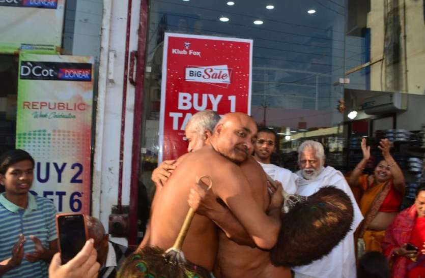 आचार्य प्रतीकसागर व प्रमुख सागर महाराज का हुआ मिलन आचार्य प्रतीकसागर व प्रमुख सागर महाराज का हुआ मिलन