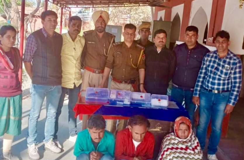 नकली नोटों के साथ ठगी करने वाला गिरोह पकड़ा नकली नोटों के साथ ठगी करने वाला गिरोह पकड़ा