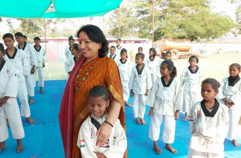 narsinghpur-3.jpg आदिवासी बालिकाओं को बना रहीं है सबला जिनका नाम है मंजुला