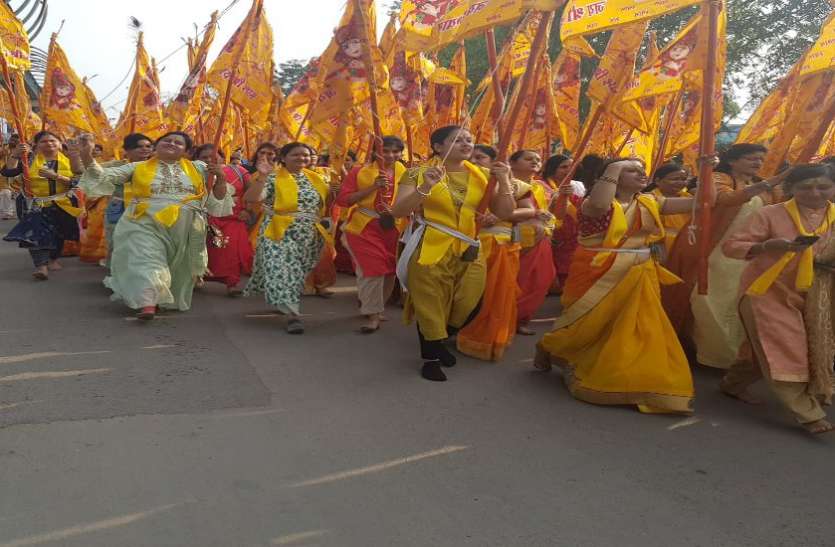 भक्ति में सराबोर होकर श्याम प्रभु की निशान यात्रा लेकर निकले श्रद्धालु भक्ति में सराबोर होकर श्याम प्रभु की निशान यात्रा लेकर निकले श्रद्धालु