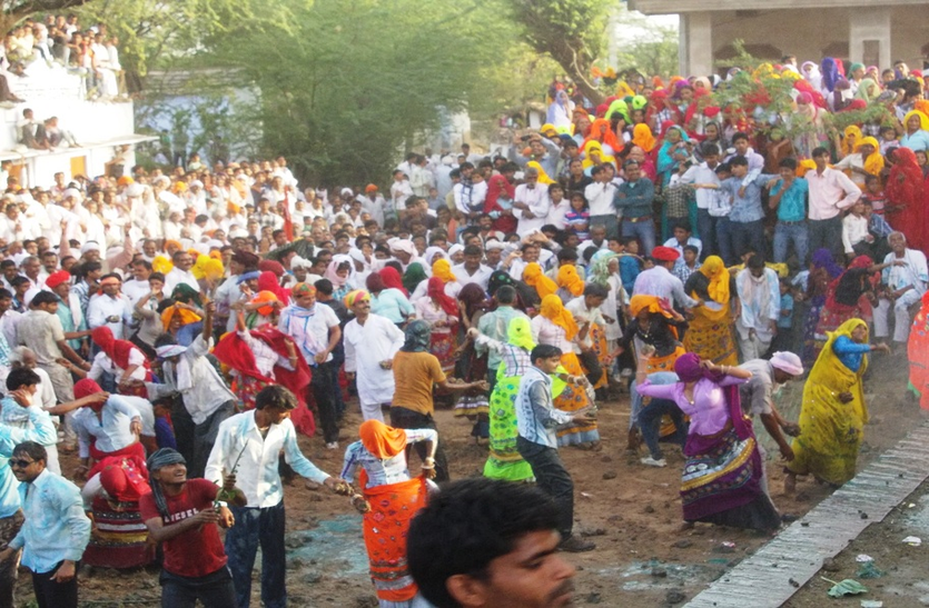 करौली के मूंडिया की अनूठी है ढेला-डोलची होली करौली के मूंडिया की अनूठी है ढेला-डोलची होली