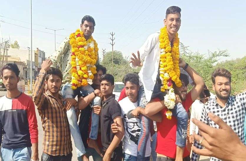दस दिन में खाटूश्याम के पैदल दर्शन कर लौटे युवक दस दिन में खाटूश्याम के पैदल दर्शन कर लौटे युवक