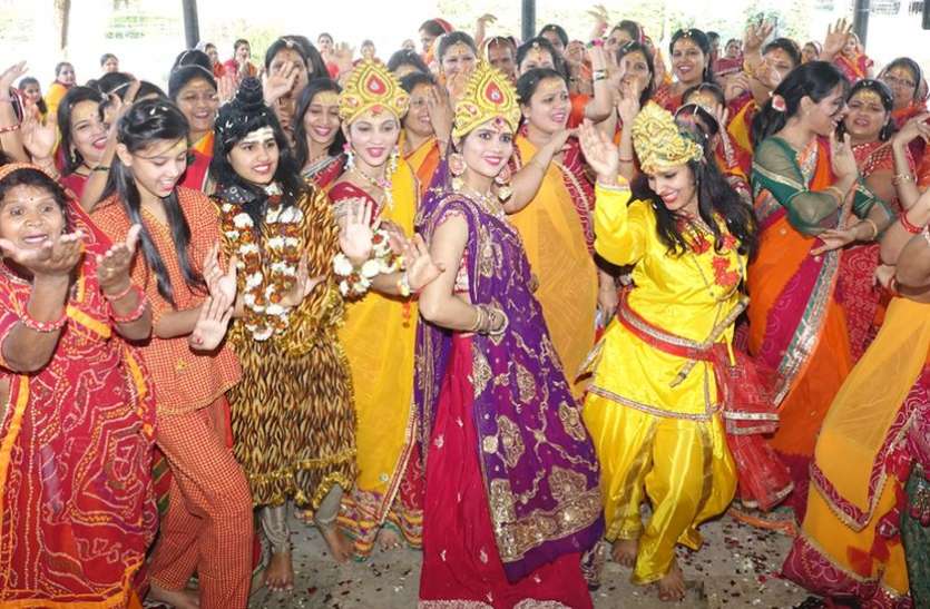 फाग गीतों पर जमकर झूमी महिलाएं फाग गीतों पर जमकर झूमी महिलाएं