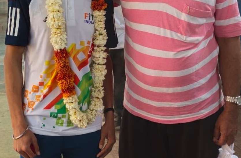 ,, बेटा खेल में नाम कमा सके, इसलिए दोस्तों से उधार रुपए लेकर खरीदवाएं थे जूते
