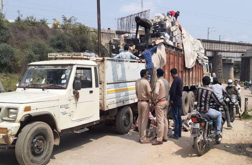 सडक़ पर बिखर गई शराब की बोतलें, लोग लेकर भाग गए सडक़ पर बिखर गई शराब की बोतलें, लोग लेकर भाग गए