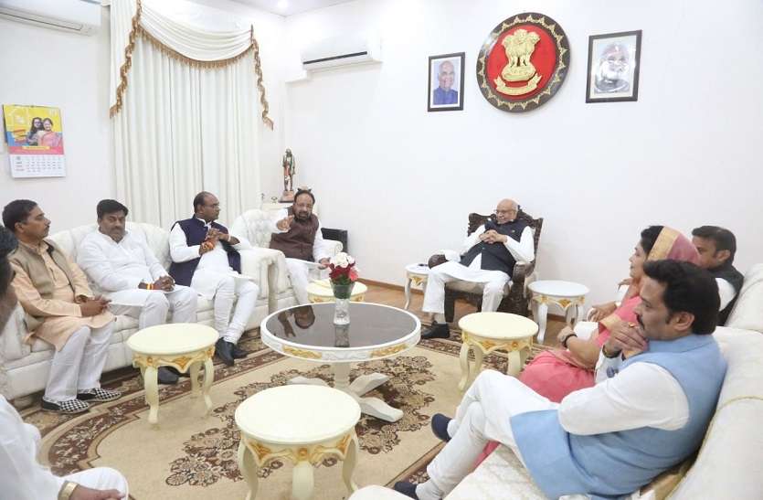 सियासी ड्रामे के बीच राजभवन पहुंचा भाजपा प्रतिनिधि मंडल, राज्यपाल को सौंपा ये पत्र
