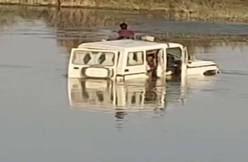 rampur.jpg खनन माफिया का पीछा करते हुए नायब तहसीलदार की कार कोसी नदी में डूबी, बाल-बाल बची जान