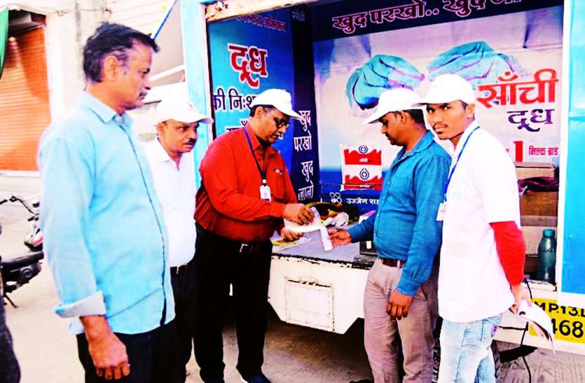 शहर की सेहत से खिलवाड़: हर दिन पी रहे मिलावटी दूध, 50 फीसदी नमूनों में मिलावट मिली शहर की सेहत से खिलवाड़: हर दिन पी रहे मिलावटी दूध, 50 फीसदी नमूनों में मिलावट मिली