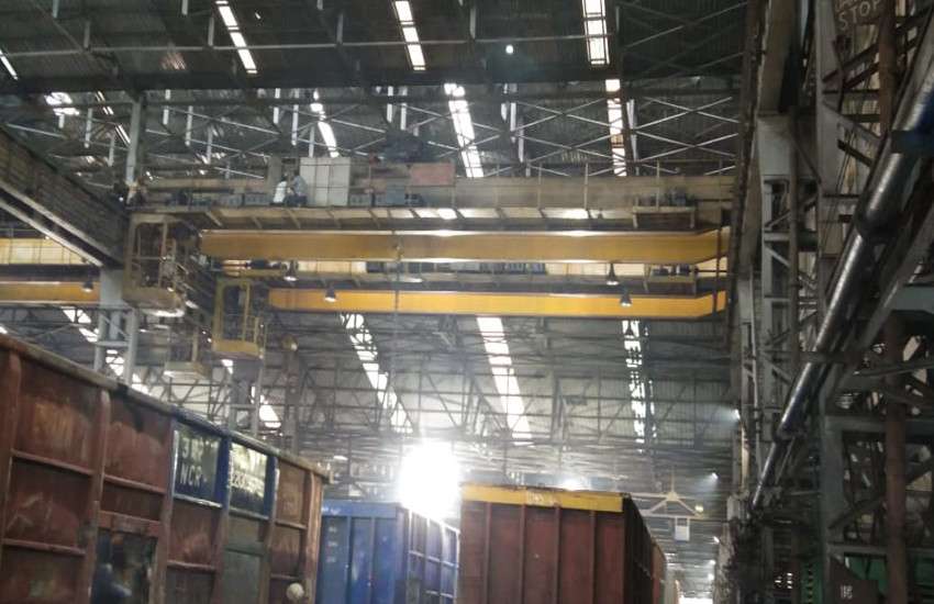 रेलवे कारखाने में बड़ा हादसा, खुले आम उड़ रही सुरक्षा व्यवस्था की धज्जियां, बिना सेफ्टी किट काम करने को कर्मचारी मजबूर