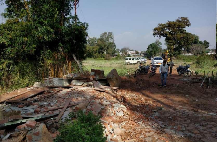 पूर्व मंत्री ने सरकारी जमीन पर कब्जा कर तान दिया था रिसोर्ट, प्रशासन की बड़ी कार्रवाई पूर्व मंत्री ने सरकारी जमीन पर कब्जा कर तान दिया था रिसोर्ट, प्रशासन की बड़ी कार्रवाई