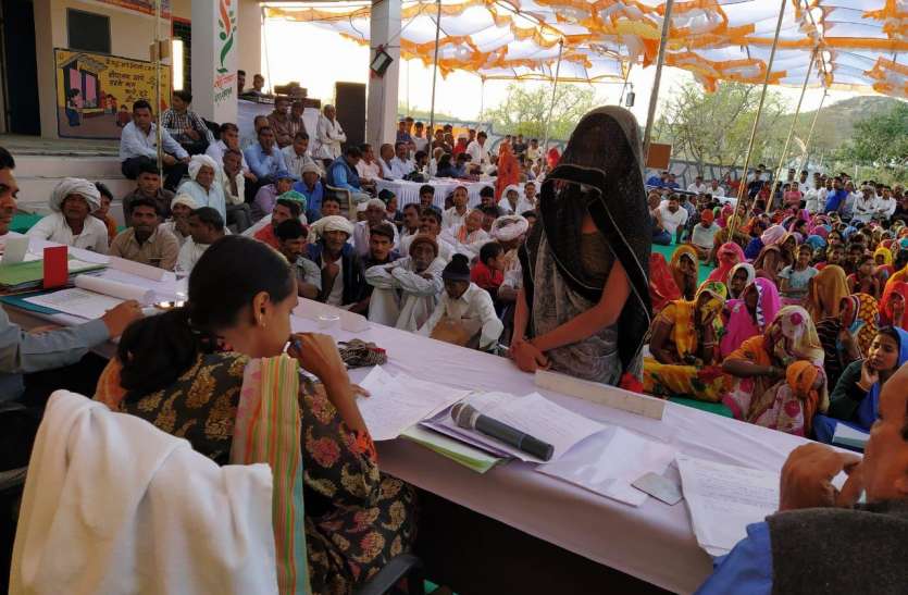 sarada.jpg घूंघट की ओट से महिलाओं ने महिला कलेक्टर के सामने खुलकर रखी समस्याएं
