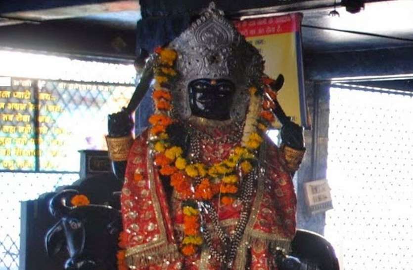 Shani Puja Vidhi मंदिर में शनिदेव की ऐसी मूर्ति के बिल्कुल सामने भूलकर भी न बैठें