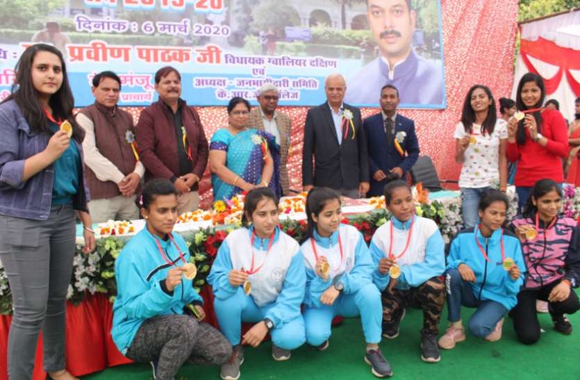 KRG College Annual Sports day खेलों में बेहतर प्रदर्शन वाली खिलाडिय़ों को मिले पुरस्कार
