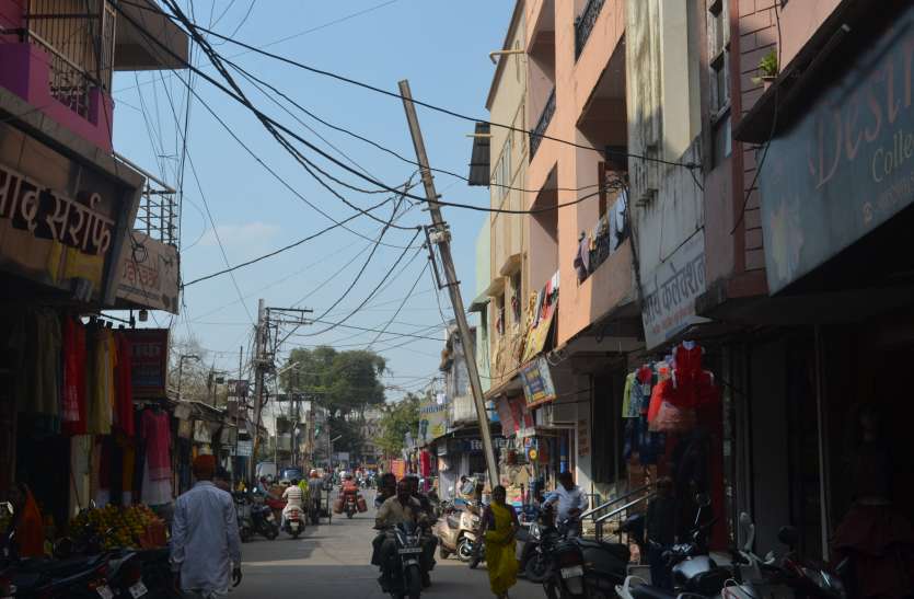 खंभों पर फैला केबल, डोरियों का जाल खंभों पर फैला केबल का जाल, बॉक्स में हर कभी फाल्ट से उठती है चिंगारी