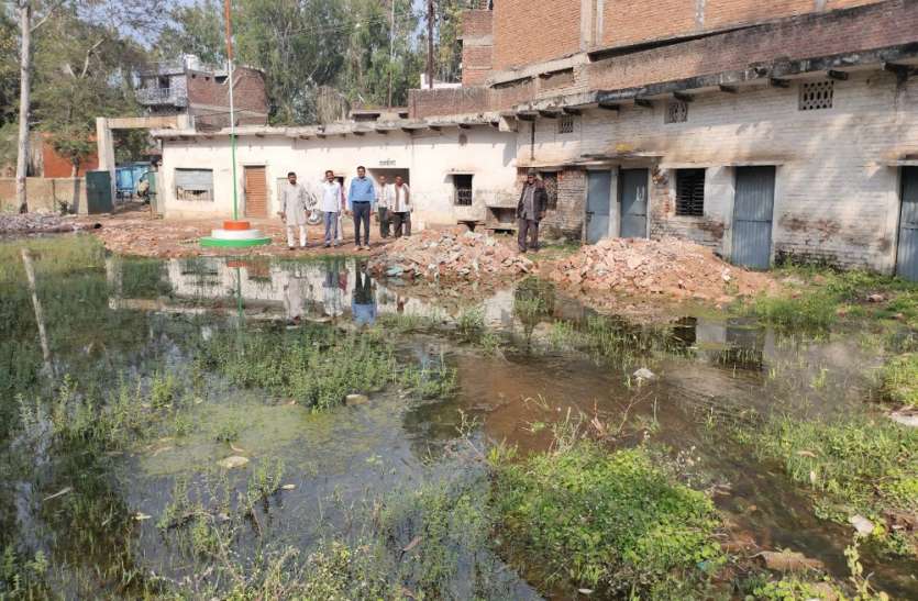 लाइट मशीनरी कार्यालय परिसर दलदल में तब्दील बांधों का मेंटीनेंस करने वाले विभाग के दफ्तर में बिन मौसम आयी बाढ़