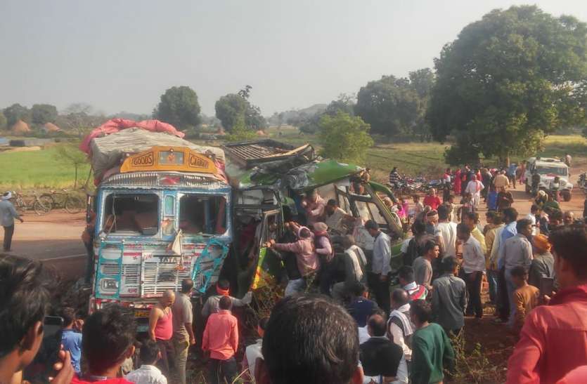 Truck - direct collision with bus, two including Khalasi killed ट्रक- बस की सीधी टक्कर, खलासी समेत दो की मौत
