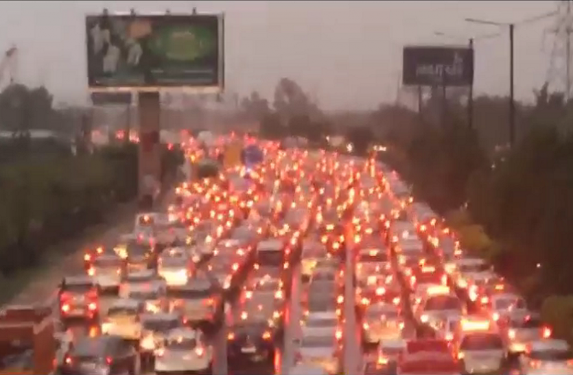 traffic.png बारिश के बाद सड़कों पर लगा कई किलोमीटर लंबा जाम, नजारा देश लोगों के छूटे पसीने