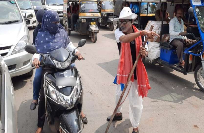 चालान से ज्यादा असरदार ट्रैफिक सियान, अनोखे प्रयोग से लोगों को दे रहे सीख चालान से ज्यादा असरदार ट्रैफिक सियान, अनोखे प्रयोग से लोगों को दे रहे सीख