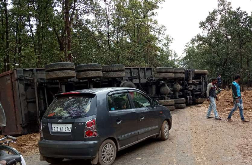 बीच सड़क पर रात में पलटा ट्रेलर, सुबह तक दोनों तरफ लग गई वाहनों की लंबी कतार, दोपहर साढ़े 12 बजे तक लगा रहा जाम बीच सड़क पर रात में पलटा ट्रेलर, सुबह तक दोनों तरफ लग गई वाहनों की लंबी कतार, दोपहर साढ़े 12 बजे तक लगा रहा जाम
