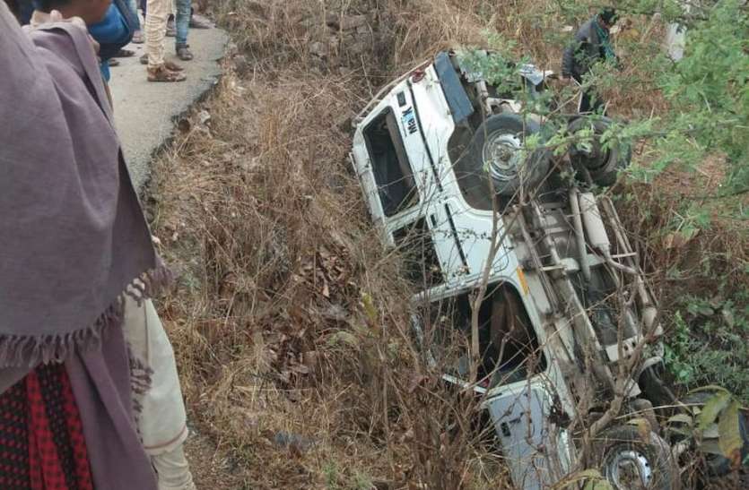 raod acciddent घाटे में जीप 15 फीट गहरे गड्ढे में पलटी