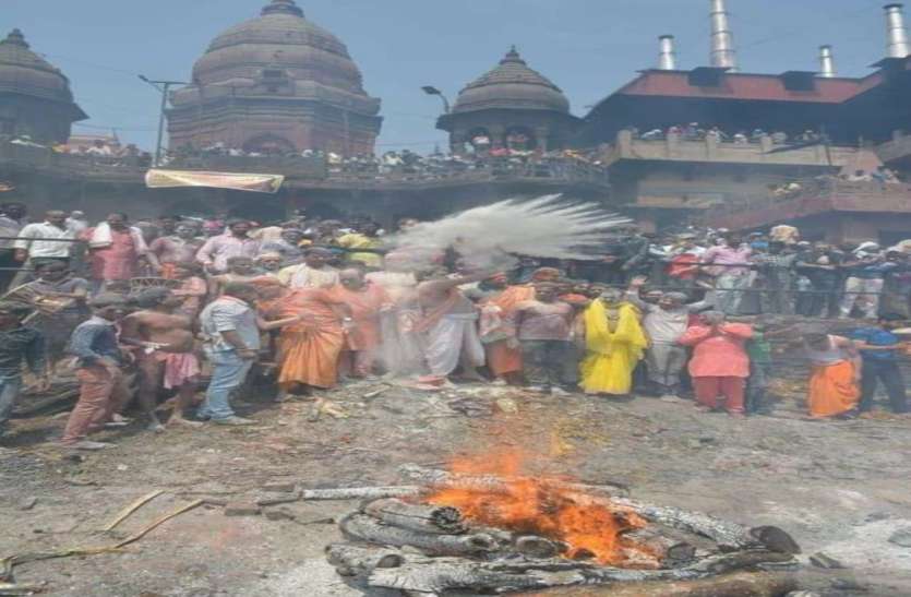 बनारस में होली : दिगम्बर खेल रहे मसाने में होली, डमरू-मजीरे के संग रंगों में डूबे श्रद्धालु बनारस में होली : दिगम्बर खेल रहे मसाने में होली, डमरू-मजीरे के संग रंगों में डूबे श्रद्धालु