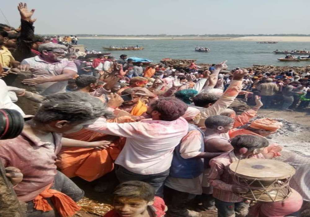 बनारस में होली : दिगम्बर खेल रहे मसाने में होली, डमरू-मजीरे के संग रंगों में डूबे श्रद्धालु