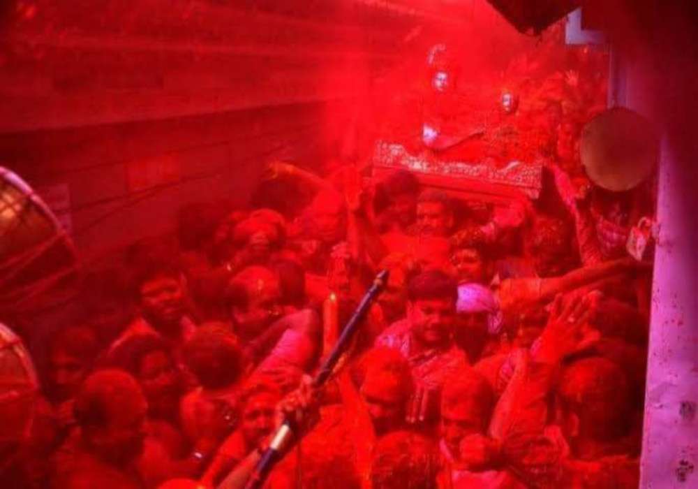 बनारस में होली : दिगम्बर खेल रहे मसाने में होली, डमरू-मजीरे के संग रंगों में डूबे श्रद्धालु