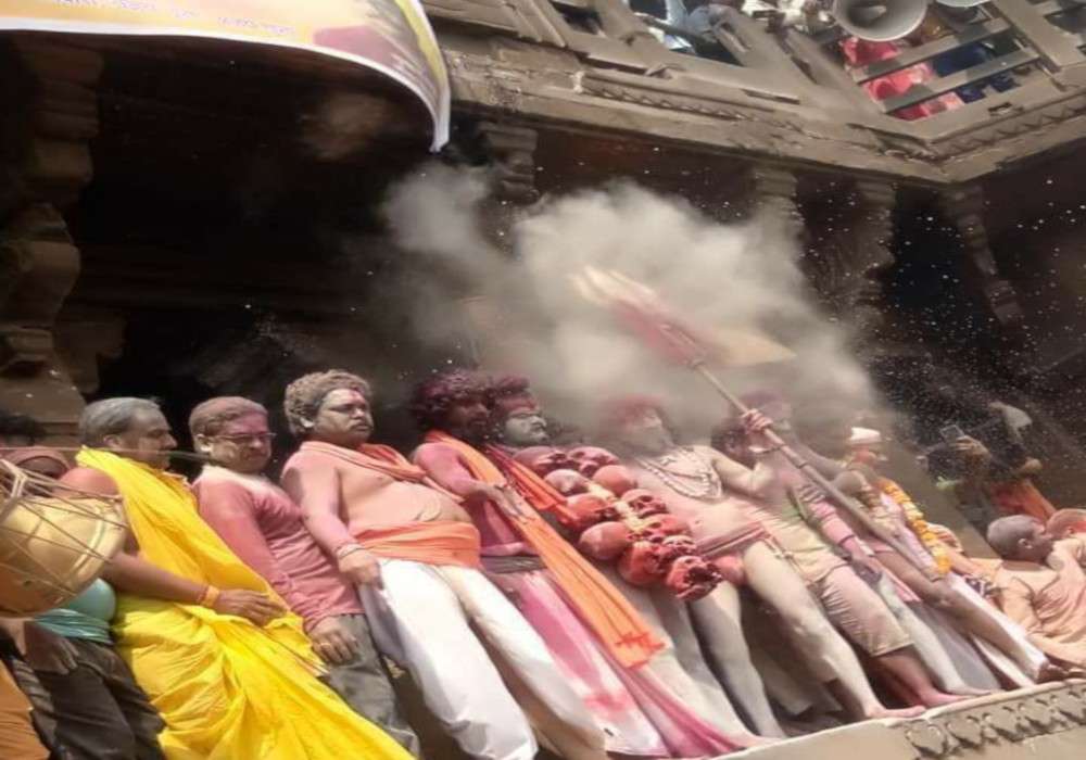 बनारस में होली : दिगम्बर खेल रहे मसाने में होली, डमरू-मजीरे के संग रंगों में डूबे श्रद्धालु