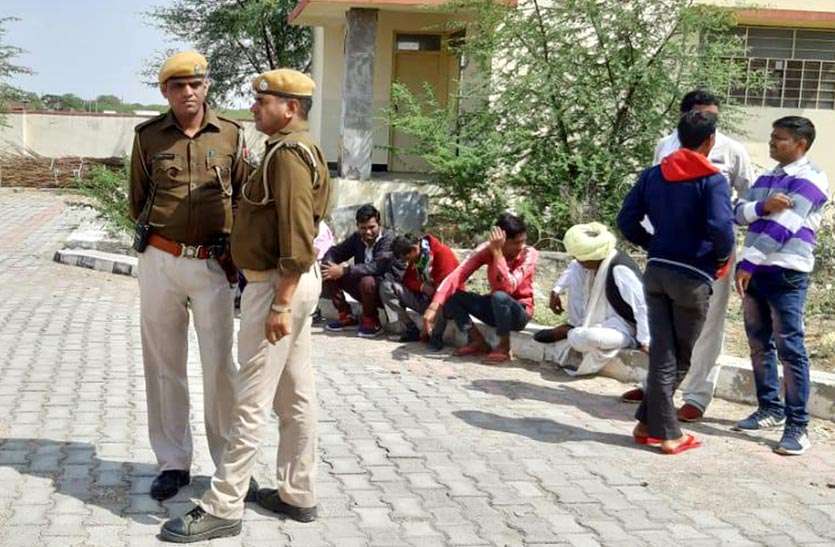 पेड़ पर झूलता मिला युवक का शव, पुलिस ने किया हत्या का मामला दर्ज पेड़ पर झूलता मिला युवक का शव, पुलिस ने किया हत्या का मामला दर्ज