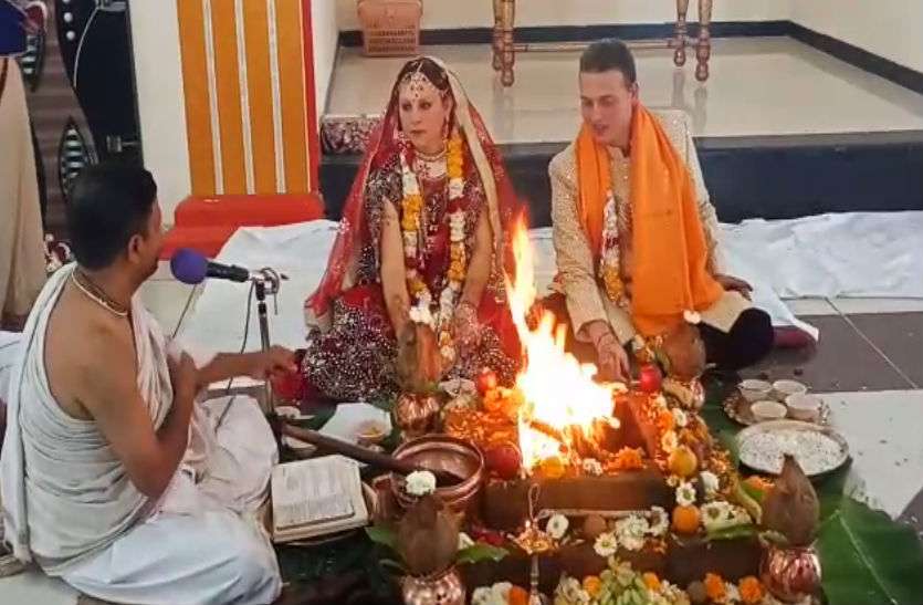 1_4.jpg गीता सुन हुआ आत्मबोध और पश्चिमी संस्कृति छोड़ हिंदू बना विदेशी जोड़ा, मंदिर में की शादी